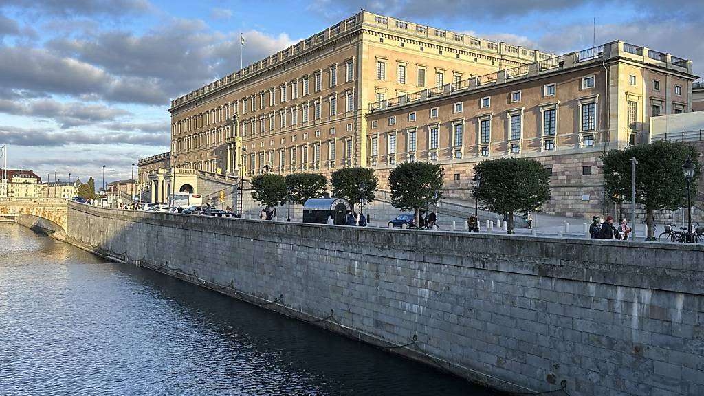 ARCHIV - Blick auf das Königsschloss in Stockholm. Foto: Steffen Trumpf/dpa/Archivbild