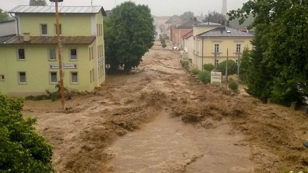 Die Ortschaft Triftern in Süddeutschland wird von einem Blitzhochwasser heimgesucht.