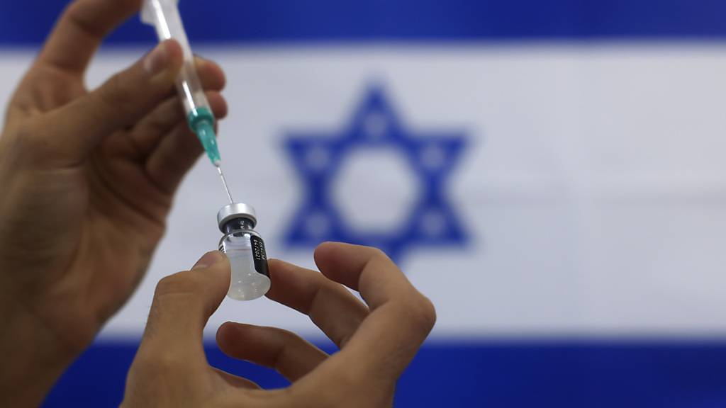 ARCHIV - Ein Sanitäter bereitet einen Impfstoff von Biontech/Pfizer vor. Israel will in Ausnahmefällen eine Impfung von Kindern gegen das Coronavirus erlauben, wenn diese stark gefährdet sind, im Falle einer Infektion schwer zu erkranken oder zu sterben. Das teilte das Gesundheitsministerium am Dienstag mit. Foto: Tsafrir Abayov/AP/dpa