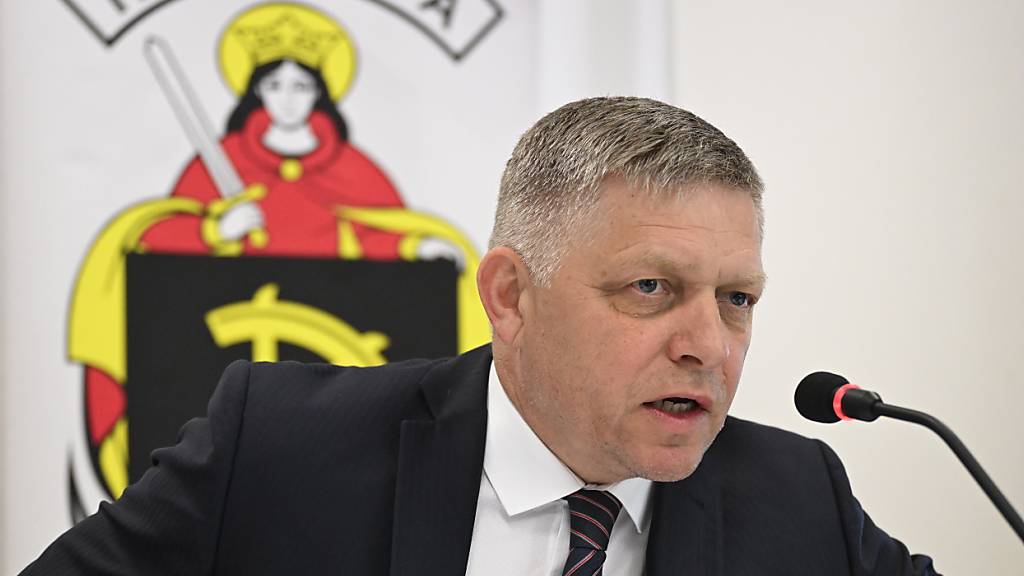 ARCHIV - Robert Fico, Ministerpräsident der Slowakei, eröffnet eine Regierungssitzung. Foto: Radovan Stoklasa/TASR/dpa