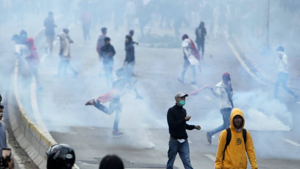 Tränengaswolke in der indonesischen Hauptstadt Jakarta. Dort sind Studentenproteste erneut von den Sicherheitsbehörden zerschlagen worden.