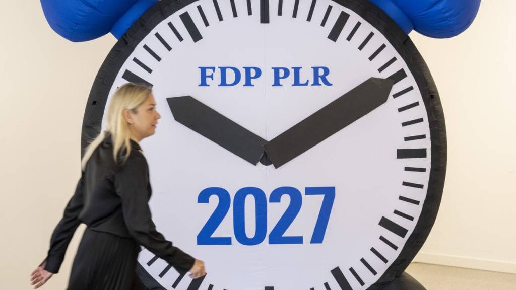 Eine FDP-Uhr verweist auf die Wahlen 2027, anlässlich der Delegiertenversammlung der FDP Schweiz in Hergiswil NW.