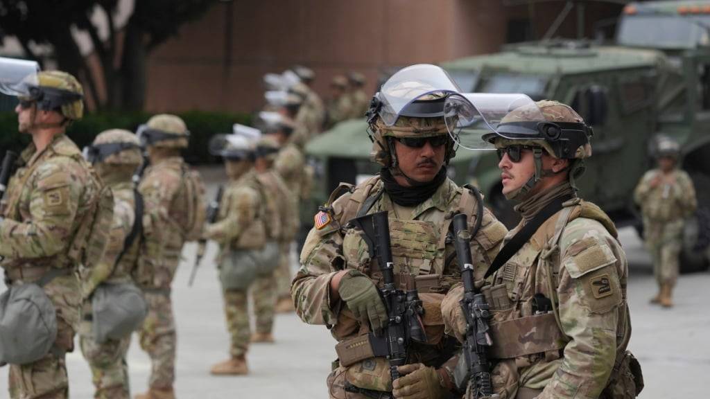 Die US-Nationalgarde ist vor dem Bundesgefängnis in der Innenstadt von Los Angeles im Einsatz, nachdem es in der Nacht zuvor zu Protesten gegen eine Razzia bei Einwanderern gekommen war. Foto: Jae Hong/AP/dpa