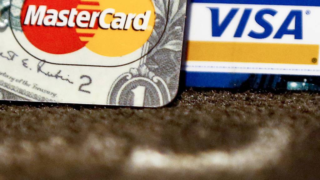 Der Verurteilte benutzte Kreditkarten von ehemaligen im Ausland lebenden Nestlé-Mitarbeitern und leistete Zahlungen aufgrund fiktiver Mitarbeiterprofile, die er in einer Datenbank erstellt hatte. (Symbolbild)