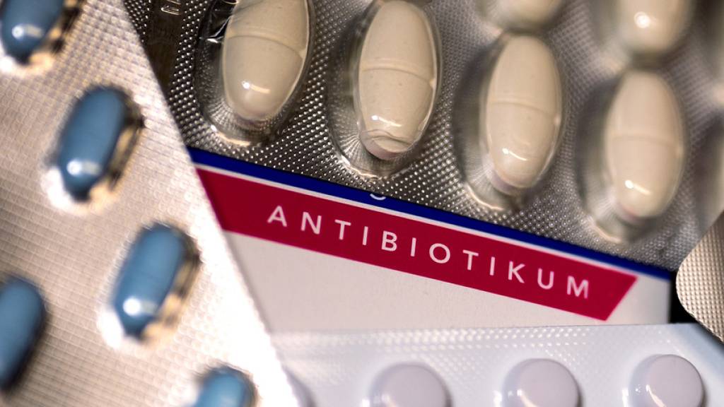 Während der Coronapandemie verschrieben Ärztinnen und Ärzte in der Schweiz einer neuen Studie zufolge doppelt so häufig Antibiotika wie zuvor. (Symbolbild)