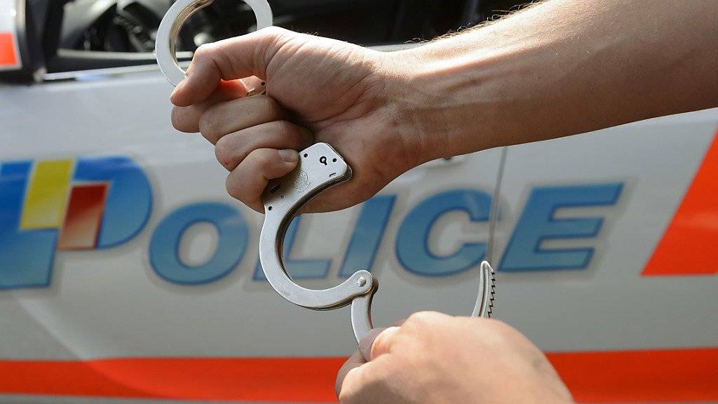 23 Jahre nach den tödlichen Schüssen auf einen Diplomaten in Genf hat die Polizei einen Tatverdächtigen verhaftet. Der französische Autoverkäufer ist wegen mehrerer Diebstähle aktenkundig. (Symbolbild)