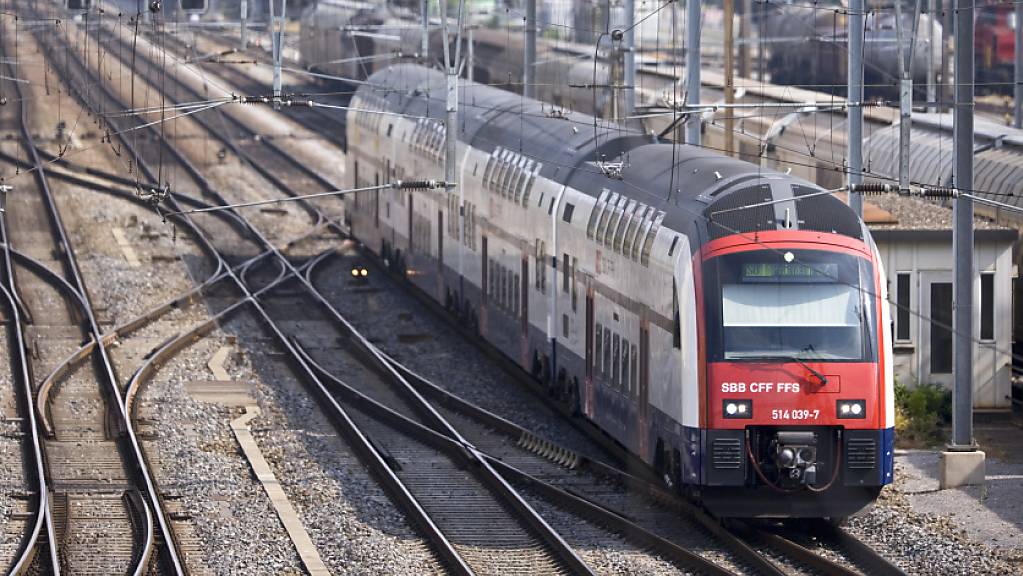 SBB-Doppelstock-Zug bei der Ausfahrt aus dem Bahnhof Winterthur. (Archivbild)
