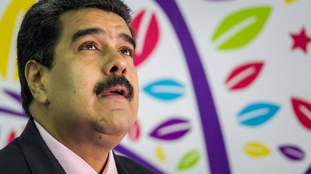 Ob die Rettung von oben kommt? - Der venezolanische Präsident Nicolás Maduro kämpft mit allen Tricks gegen seine Absetzung. Obwohl sein Land über die grössten Ölreserven der Welt verfügt, hat er es in den wirtschaftlichen Morast geritten.