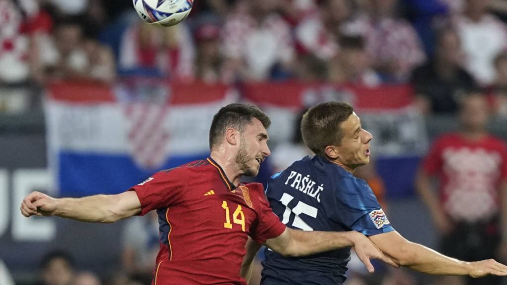 Spaniens Aymeric Laporte (Nummer 14) trägt die Kopfball-Duelle künftig in Saudi-Arabien aus