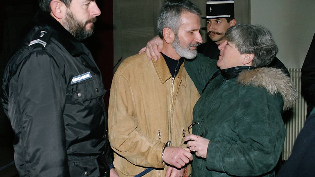 Walter Stürm stand am 20. Dezember 1995 vor dem Appellationsgericht in Colmar, Frankreich. Das Bild zeigt ihn umgeben von Sicherheitskräften mit seiner Schweizer Rechtsanwältin Barbara Hug. (Archivbild)