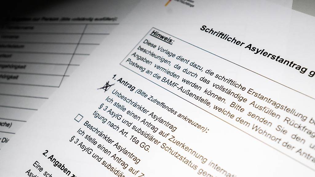 ARCHIV - Ein schriftlicher Asylerstantrag des Bundesamt für Migration und Flüchtlinge (BAMF) liegt auf einem Tisch (gestellte Szene). Foto: Julian Stratenschulte/dpa