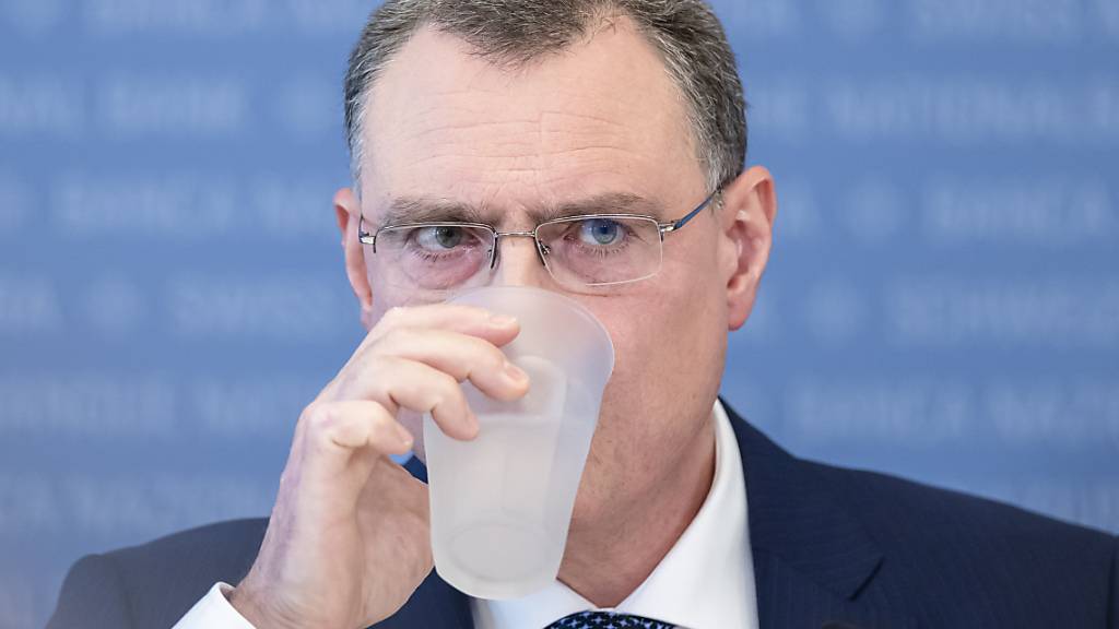 Erst einmal einen tiefen Schluck: Der Gewinn der Schweizerischen Nationalbank (SNB) - im Bild Präsident Thomas Jordan - schrumpft immer weiter. (Archivbild)