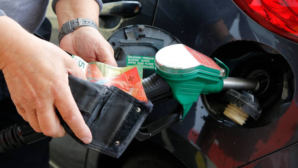 Schweizer Bevölkerung will weniger Steuern auf Benzin 