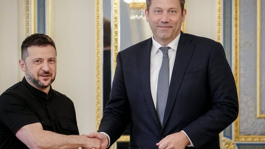 dpatopbilder - Lars Klingbeil wird von Wolodymyr Selenskyj, Präsident der Ukraine, empfangen. Foto: Kay Nietfeld/dpa