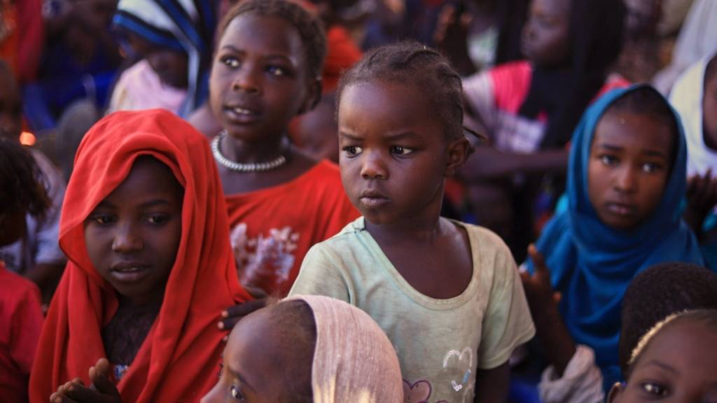 dpatopbilder - HANDOUT - Dieses vom Norwegischen Flüchtlingsrat (NRC) veröffentlichte Foto zeigt vertriebene Kinder aus el-Fasher in einem Lager in der Region Darfur, in dem sie Zuflucht vor den Kämpfen zwischen den Regierungstruppen und der RSF gesucht haben. Foto: Marwan Mohammed/NRC via AP/dpa - ACHTUNG: Nur zur redaktionellen Verwendung und nur mit vollständiger Nennung des vorstehenden Credits