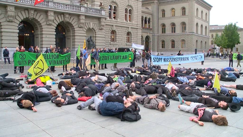Klimastreikaktivisten belagern den Bundeshausplatz 