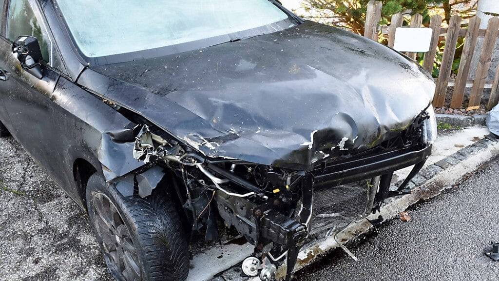 Die Polizei fand das Unfallfahrzeug auf einem Parkplatz.