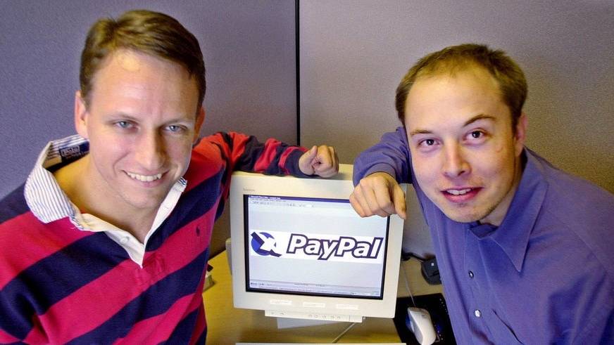 Der frühere PayPal-Geschäftsführer Peter Thiel, links, und Gründer Elon Musk, posieren 2000 in der Firmenzentrale in Palo Alto, Kalifornien. eBay Inc. gab 2002, bekannt, dass man das Fintech-Unternehmen für mehr als 1,3 Milliarden Dollar in Aktien übernehme.