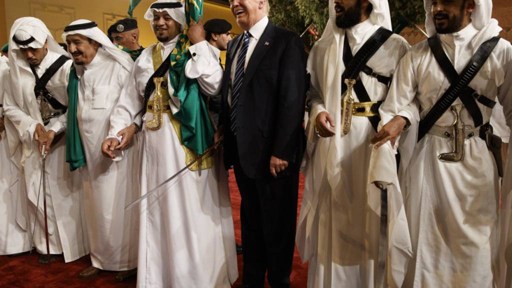 ARCHIV - US-Präsident Donald Trump (M) hält am 20.05.2017 bei einer Willkommenszeremonie im Murabba-Palast in Riad (Saudi-Arabien) ein traditionelles Schwert in den Händen. Foto: Evan Vucci/dpa