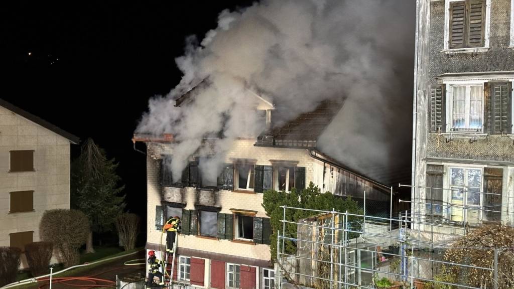 Nach der Ursache für den Brand im leerstehenden Mehrfamilienhaus in Herisau wird noch gesucht.