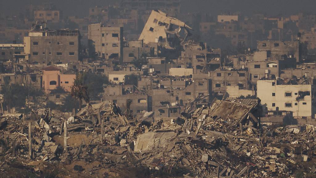 Zerstörte Gebäude nach einem israelischen Luftangriff sind im nördlichen Gazastreifen zu sehen. Foto: Leo Correa/AP/dpa