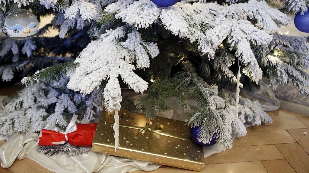 292 Franken wollen Schweizerinnen und Schweizer pro Kopf dieses Jahr für Weihnachtsgeschenke ausgeben.