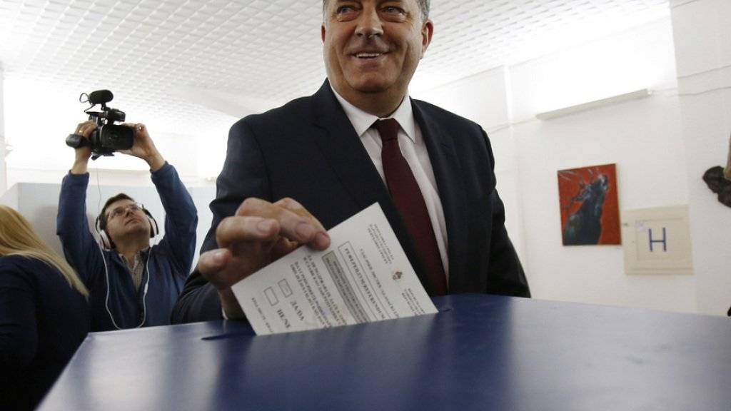 Der Präsident der Serbenrepublik,  Milorad Dodik, bei der Abstimmung.