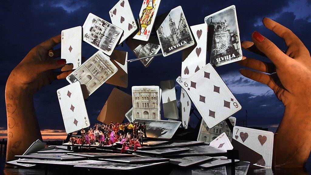 Die Opernpremiere «Carmen» von Georges Bizet an den Bregenzer Festspielen wurde trotz Regens umjubelt. Grossen Anteil daran hat das Bühnenbild - zwei riesige Hände und Spielkarten, die als Spiel- und Projektionsflächen dienen.
