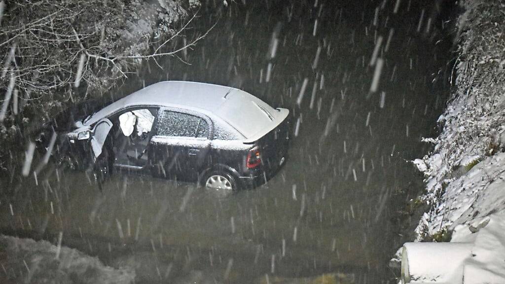 Ein Auto landete im Bach.