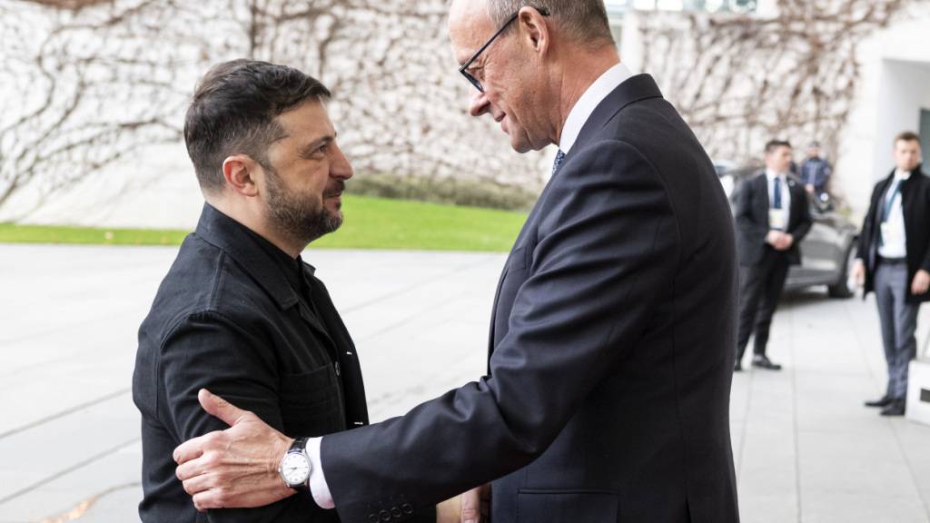 dpatopbilder - HANDOUT - Bundeskanzler Friedrich Merz (CDU, r) begrüßt Wolodymyr Selenskyj, Präsident der Ukraine, zu Ukraine-Gesprächen im Kanzleramt. US-Vertreter wollen in Berlin mit Ukrainern und Europäern über einen möglichen Waffenstillstand beraten. Foto: Guido Bergmann/Presse- und Informationsamt der Bundesregierung - ACHTUNG: Nur zur redaktionellen Verwendung im Zusammenhang mit der aktuellen Berichterstattung und nur mit vollständiger Nennung des vorstehenden Credits