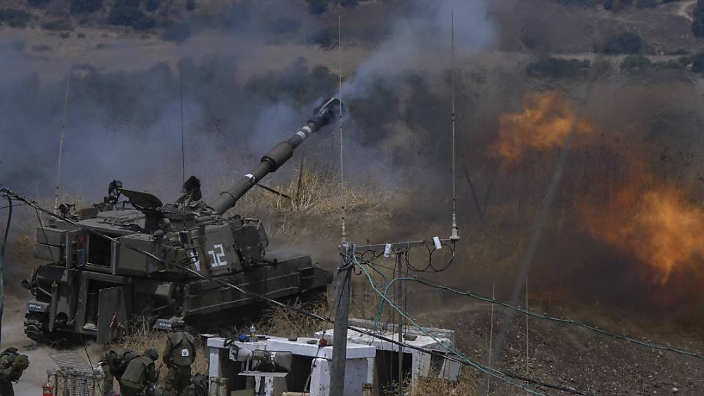 Israelische Streitkräfte feuern von ihrer Stellung an der Grenze zum Libanon, nachdem Raketen aus dem Libanon abgefeuert wurden. Die libanesische Schiitenmiliz Hisbollah hat nach eigenen Angaben von Israel besetztes Gebiet mit mehreren Raketen beschossen. Foto: Ayal Margolin / Jinipix/JINIPIX/AP/dpa
