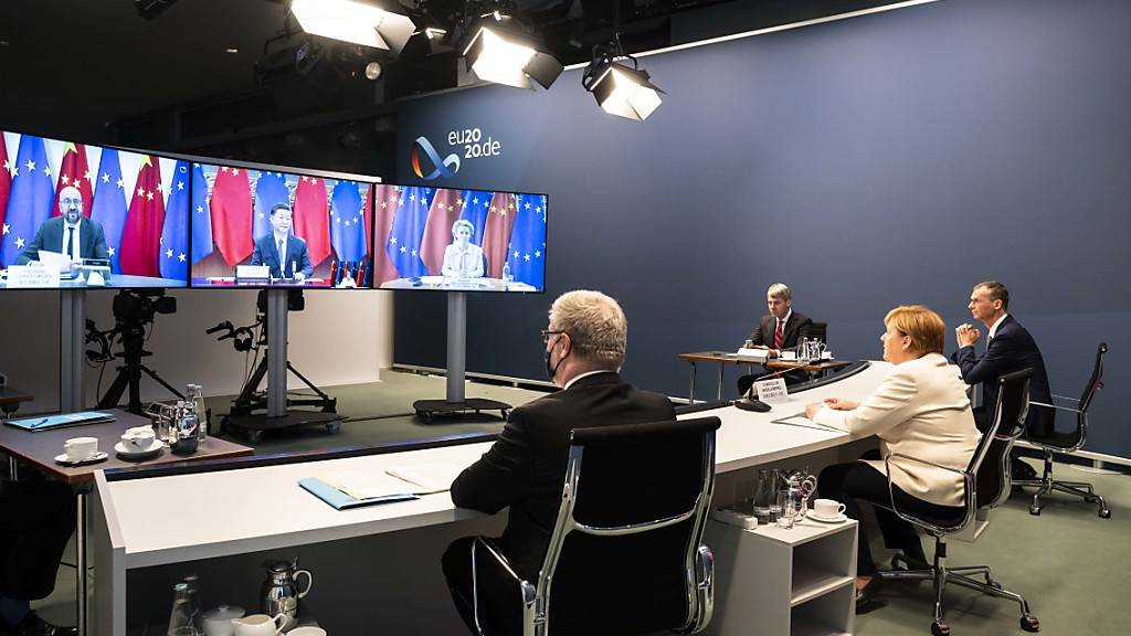 Bundeskanzlerin Angela Merkel nimmt im Kanzleramt an den per Videokonferenz geführten Gesprächen zwischen der EU und China teil. Foto: Sandra Steins/BPA/dpa