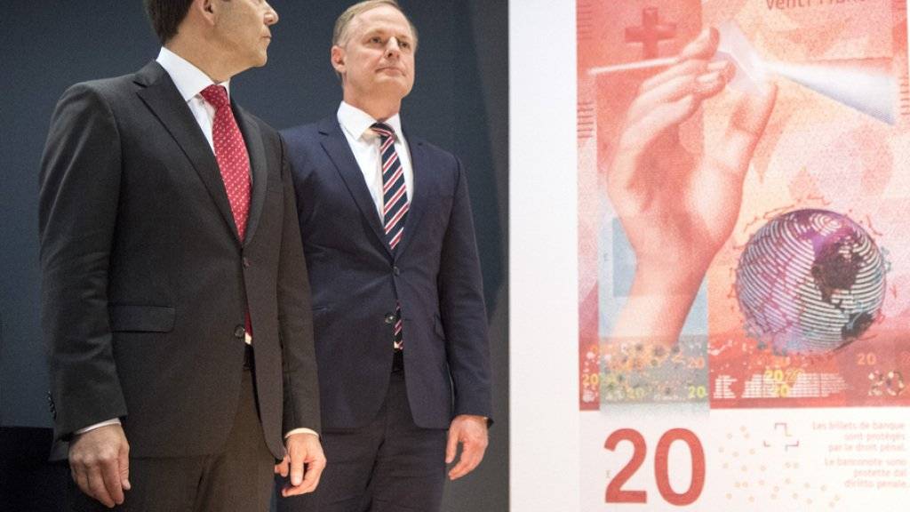 SNB-Vizepräsident Fritz Zurbrügg (l.) und Direktoriumsmitglied Thomas Wiedmer (r.) präsentieren in Bern die neue 20-Franken-Note.