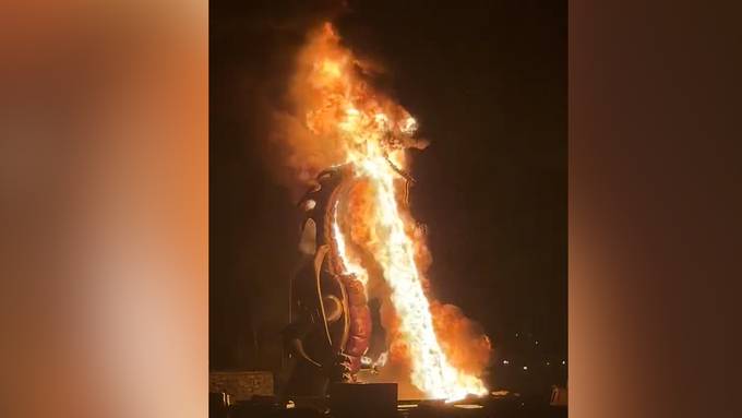 Feuer im Disneyland: Drache geht während Show in Flammen auf