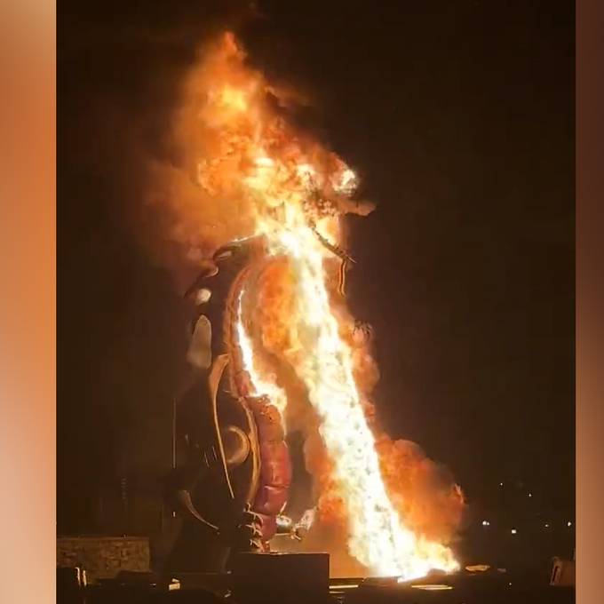 Feuer im Disneyland: Drache geht während Show in Flammen auf