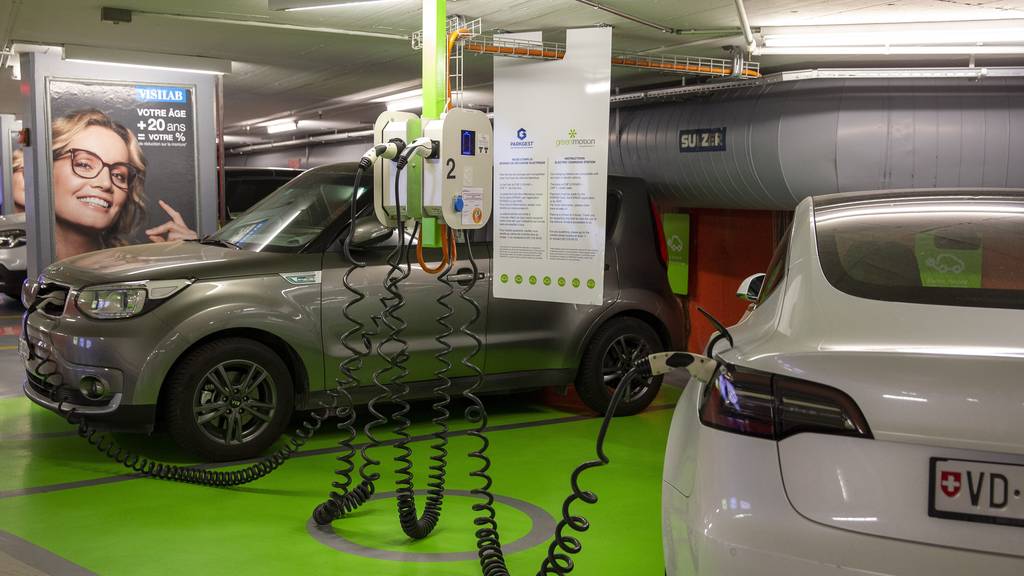 Von den seit Jahresbeginn in der Schweiz verkauften Neuwagen kann schon jeder Fünfte am Stromnetz «tanken». (Symbolbild)