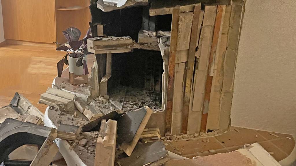 Mit Spray und Feuer Wespen bekämpft: Mann bei Cheminée-Explosion schwer verletzt
