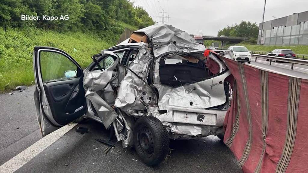 Tödlicher Unfall A1: Bei Oftringen prallt ein LKW in ein stehendes Auto