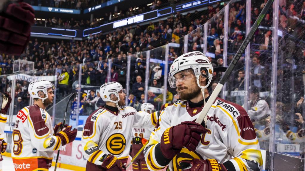 Servettes Captain Noah Rod (rechts) und seine Teamkollegen verabschieden sich nach dem Ausscheiden in den Playoff-Halbfinals von ihren Fans