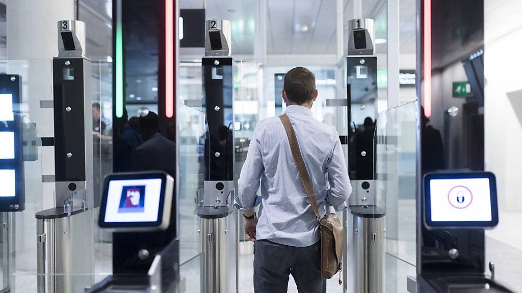 Auch am Flughafen Zürich soll künftig das neue Informationssystem für die Schengen-Aussengrenzen zum Einsatz kommen. Erfasst werden die Daten von Reisenden aus Drittstaaten, die für einen Kurzaufenthalt einreisen. (Symbolbild)