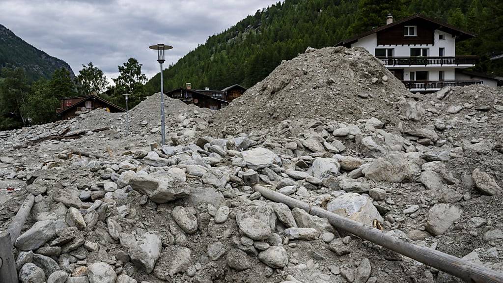 Geröllhaufen in Saas-Grund: das Dorf im Walliser Saastal war im vergangenen Juli von verheerenden Unwettern heimgesucht worden. (Archivbild)