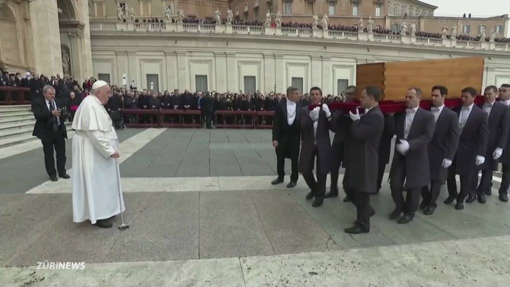 Historisch: Papst beerdigt Papst