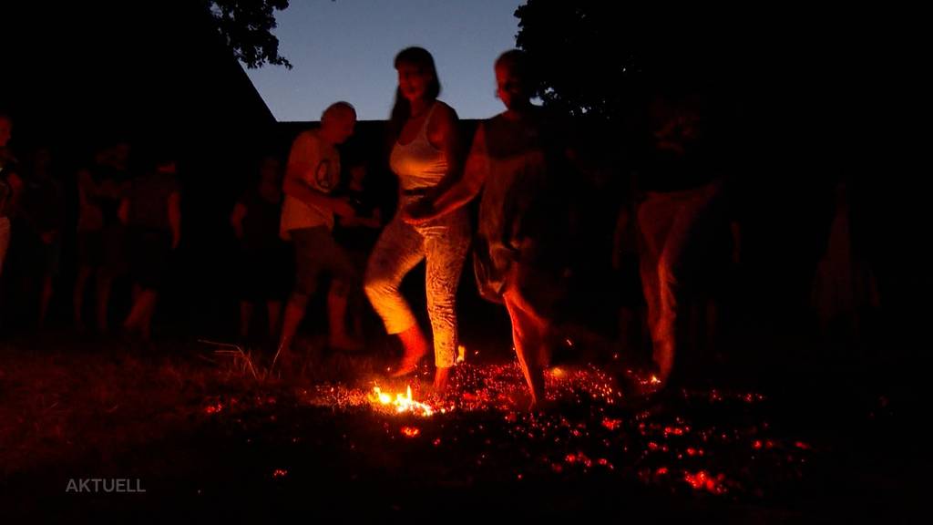 So geht das Feuerlaufen richtig