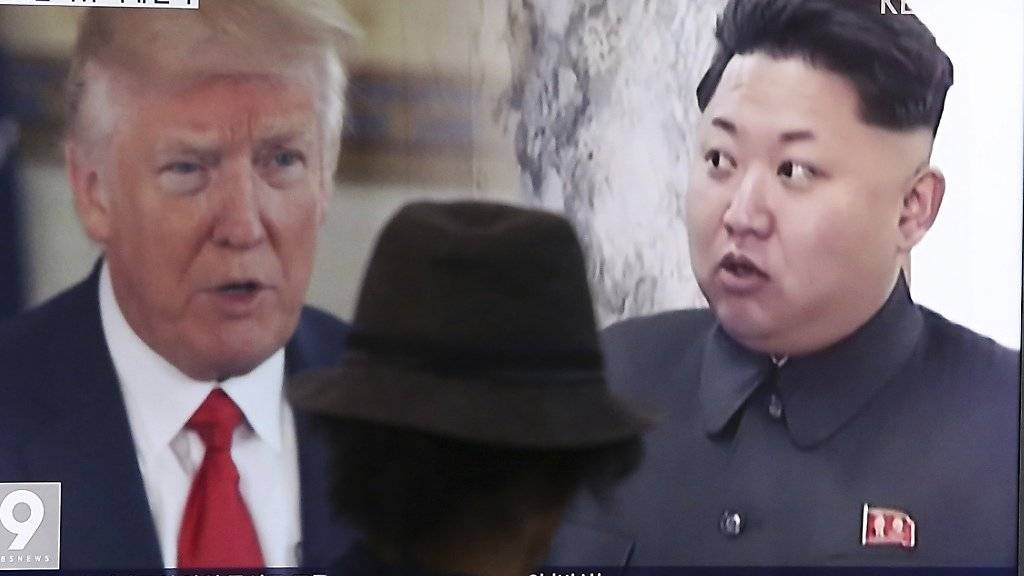 Will mit einem Entscheid über einen möglichen Raketenabschuss in Richtung der US-Insel Guam noch zuwarten: Nordkoreas Machthaber Kim Jong Un (Rechts). (Archivbild)