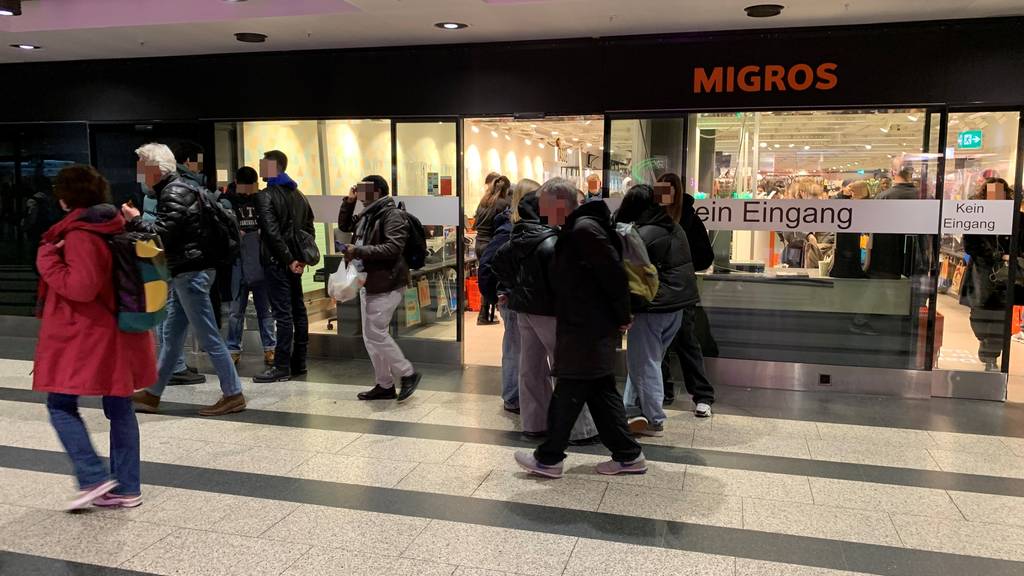 Reisende blockieren Ausgang von Migros Supermarkt am HB