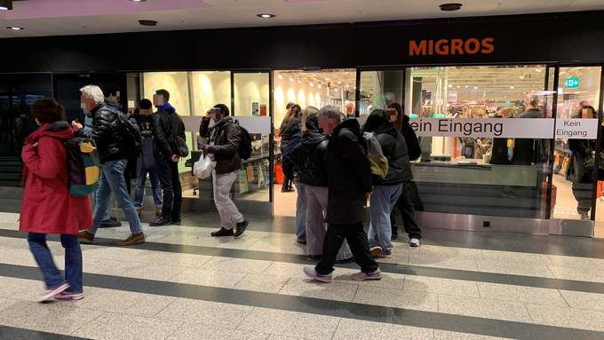 Reisende blockieren Ausgang von Migros Supermarkt am HB