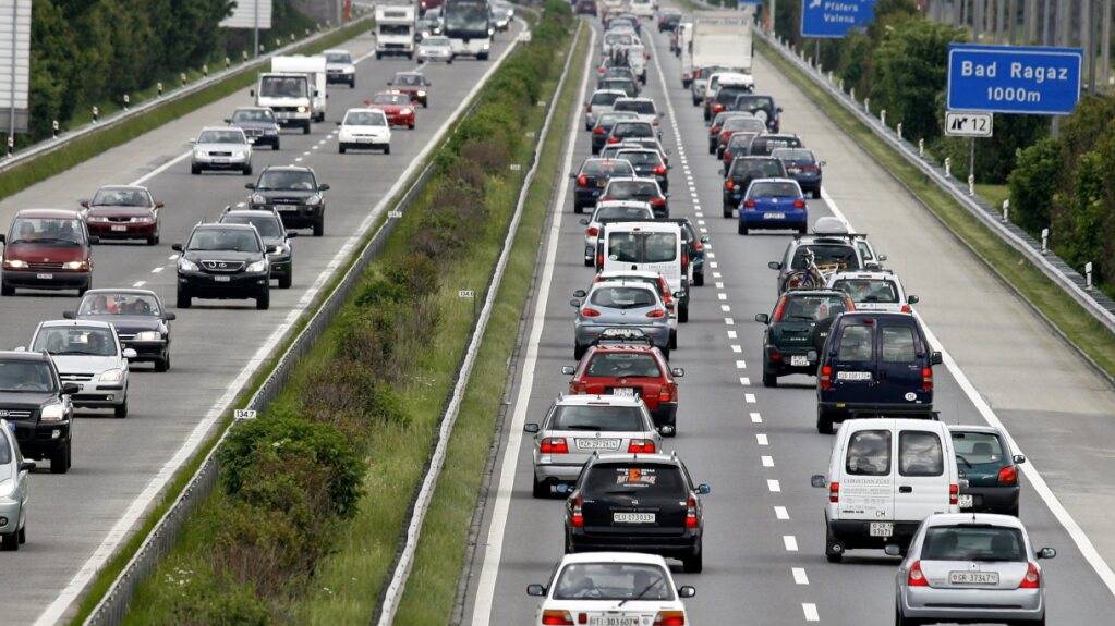 Dieses Teilstück der Autobahn A13 ist laut Bundesamt für Strassen im Februar staugefährdet: Die Strecke zwischen Sargans und Thusis (hier bei Bad Ragaz; Archivbild).