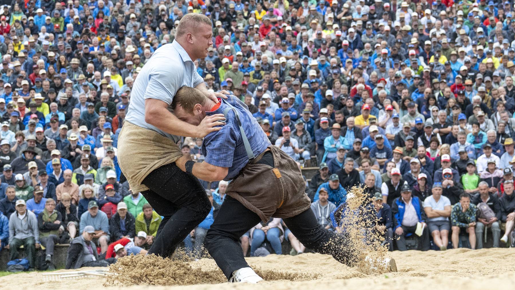 Pirmin Reichmuth, links, und Joel Wicki, rechts, im Schlussgang beim traditionellen Bruenigschwinget am Sonntag, 28, Juli 2024 auf dem Bruenigpass. / Brünig