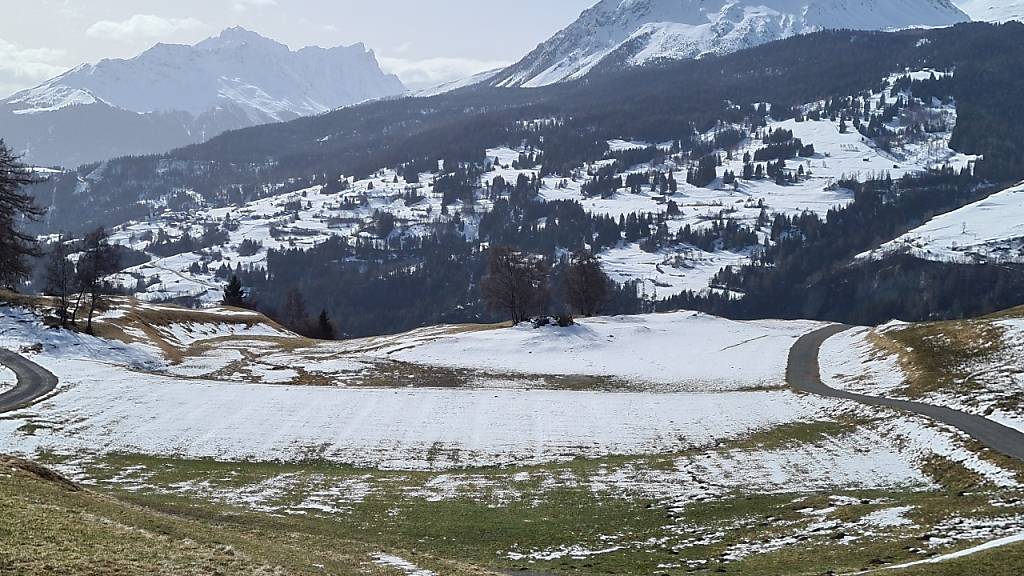 Origen-Intendant Netzer inszeniert das Freilichtspiel zu 500 Jahren Graubünden in einer Senke auf dem Hochplateau von Lantsch/Lentz inmitten spektakulärer Berglandschaft.