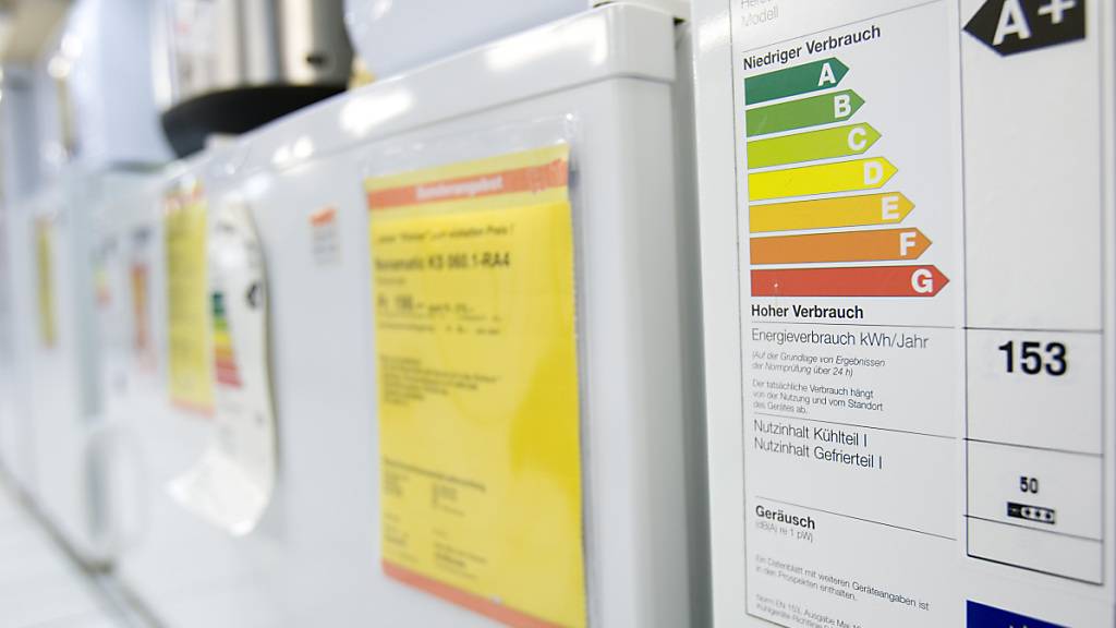 Energieetiketten auf Waschmaschinen: In der Schweiz werden mehr Haushaltgeräte benutzt, dank energieefizienter Technologien ist aber der Stromverbrauch gesunken. (Symbolbild)